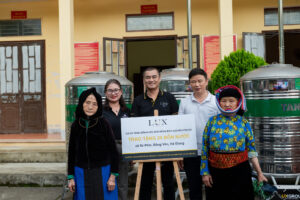 CEO Pham Ha (black shirt) with “Water Tank Donation for the People of Ha Giang's Rocky Plateau” project initiated