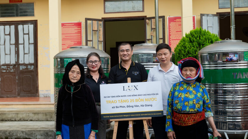 CEO Pham Ha (black shirt) with “Water Tank Donation for the People of Ha Giang's Rocky Plateau” project initiated