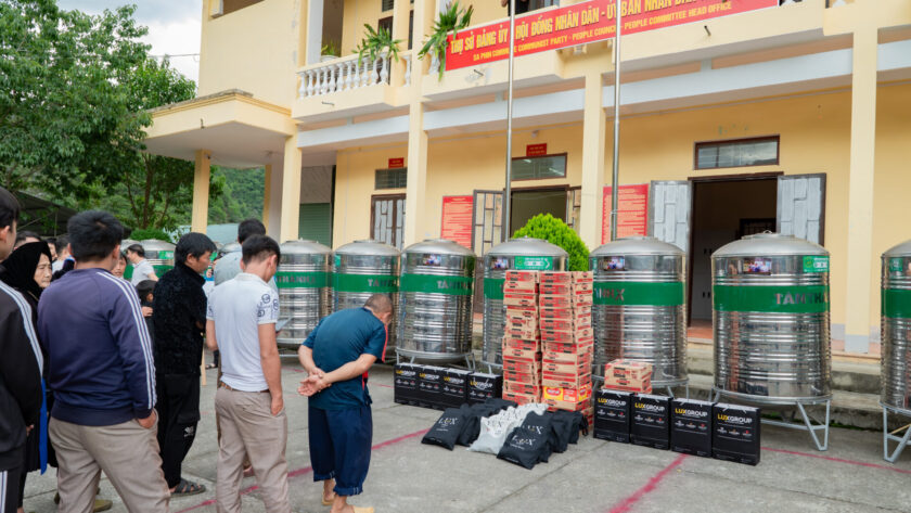 LuxGroup Delivers 25 Water Tanks and 48 Gift Packages to the People of Ha Giang's Rocky Plateau