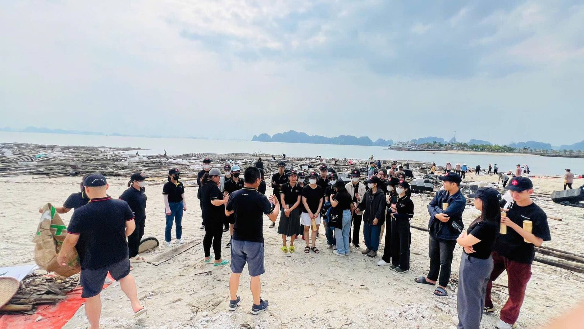 Lux Cruises Group organized the "GREENER TOGETHER - CLEAN HALONG BAY 2024".