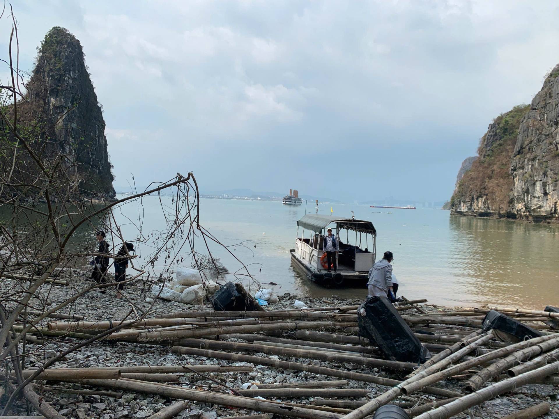 After each storm, the waste situation in Ha Long Bay becomes even more severe.