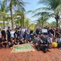 Halong Bay is littered with debris, hundreds of volunteers from Lux Cruises Group join hands to clean the sea