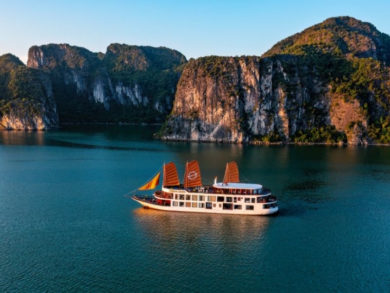 Đảo Ti Tốp và đảo Soi Sim thường xuất hiện trong tour du thuyền
