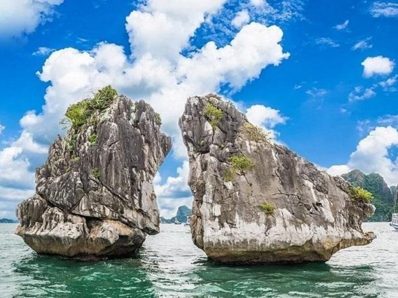 Hòn Trống Mái trong tour du thuyền