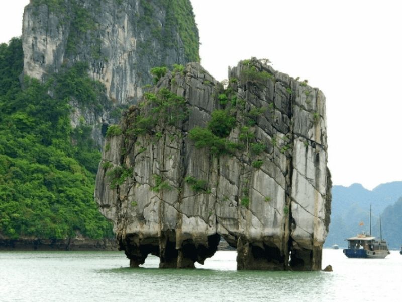 Hòn Đỉnh Hương trong tour du thuyền