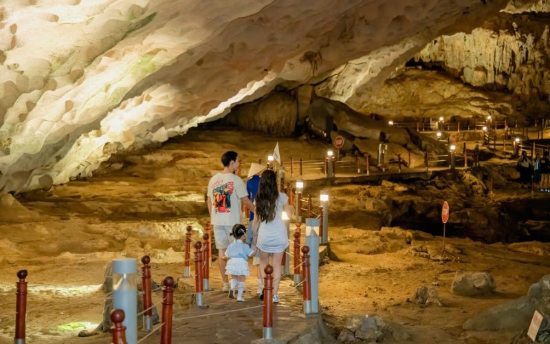 Du khách có thể bắt trọn toàn cảnh không gian rộng lớn bên trong hang