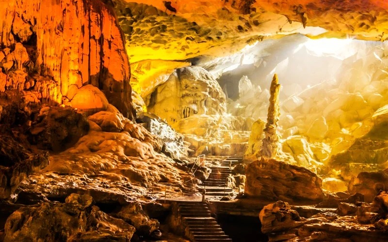 Hang nằm trong hệ thống hang động đá vôi đặc trưng của Vịnh Hạ Long