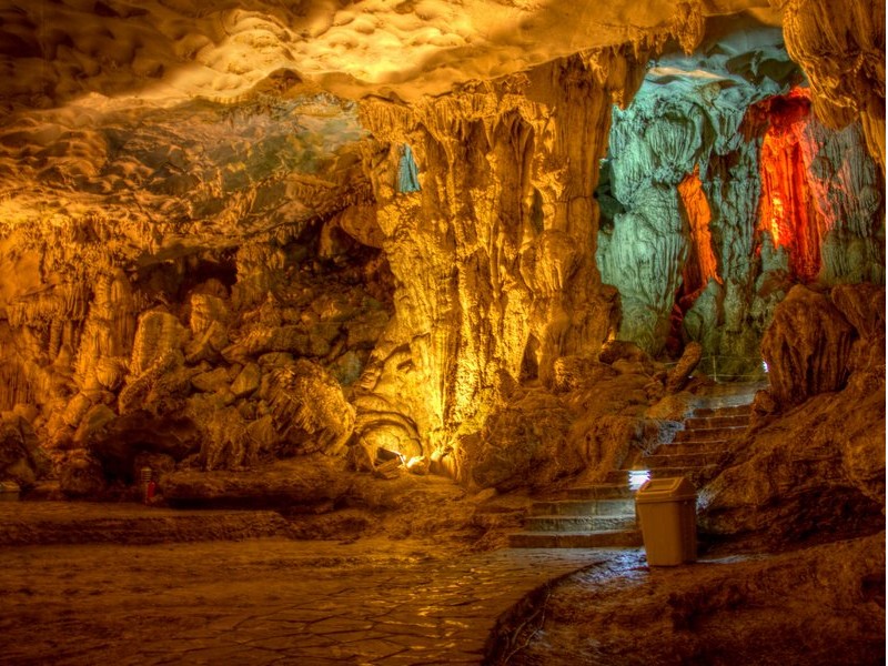 Hệ thống ánh sáng làm nổi bật các khối nhũ đá buông xuống