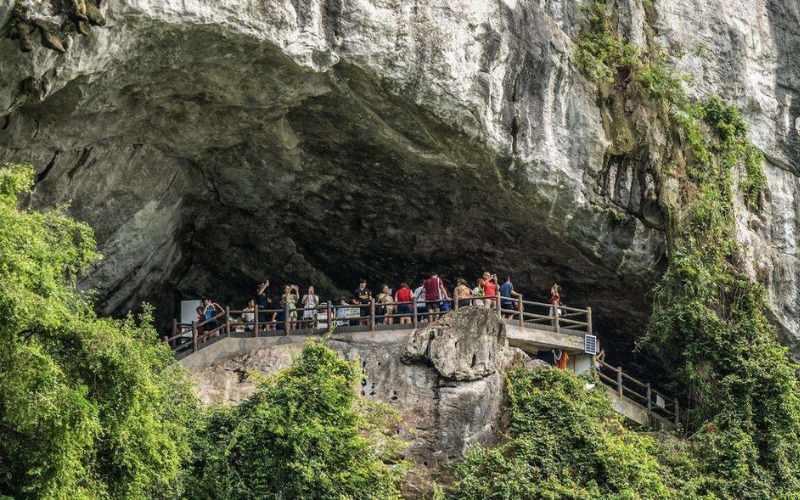 Du khách ghi lại hình ảnh từ cửa hang nhìn ra Vịnh Hạ Long