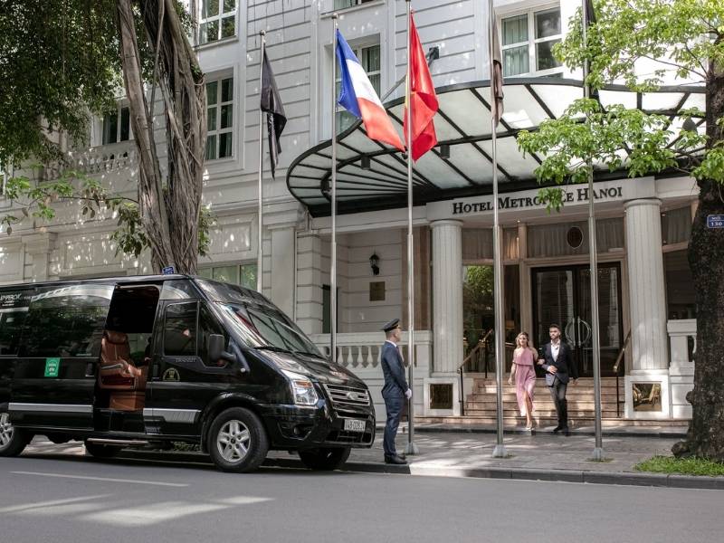 Xe Limousine của Emperor Cruises Legacy Halong đón khách từ khách sạn