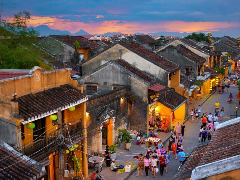 Bai Chay Old Quarter recreates the distinctive architecture of Hanoi’s Old Quarter and Hoi An