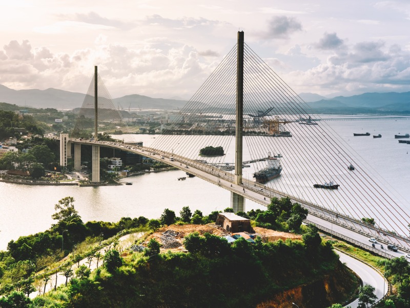 Bai Chay Bridge is a modern symbol of Ha Long