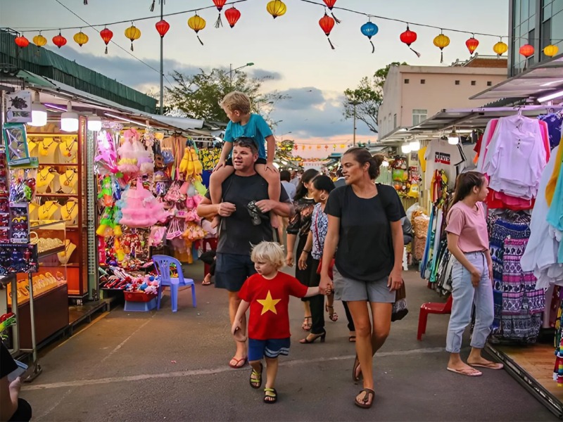 Visitors can buy a wide variety of souvenirs at Ha Long Market