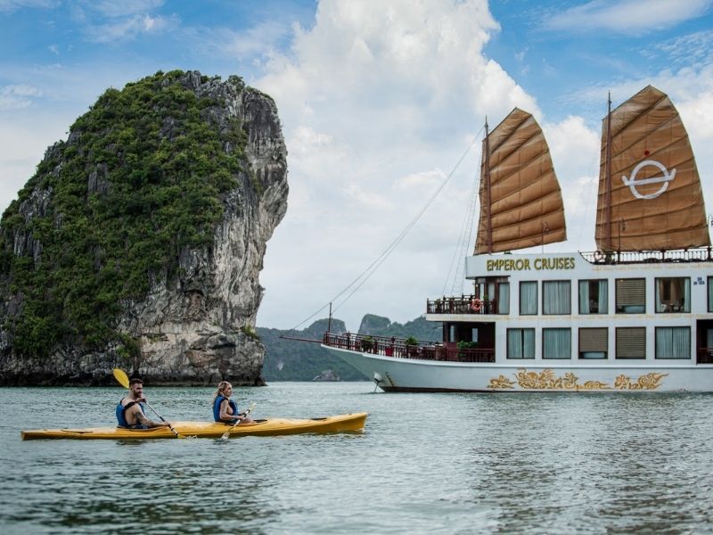 Ha Long Bay kayaking with a cruise