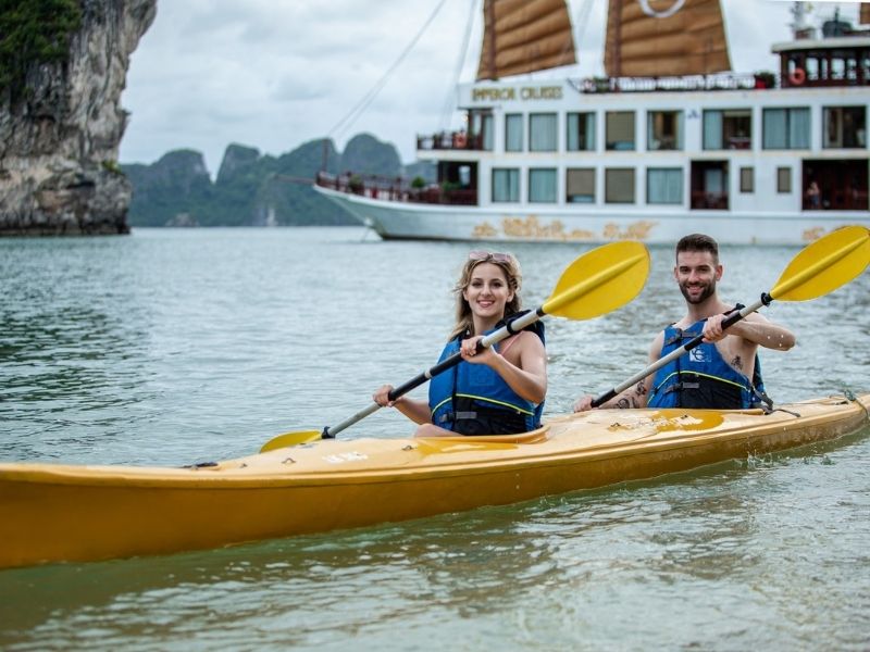 Essential tips for kayaking in Halong Bay