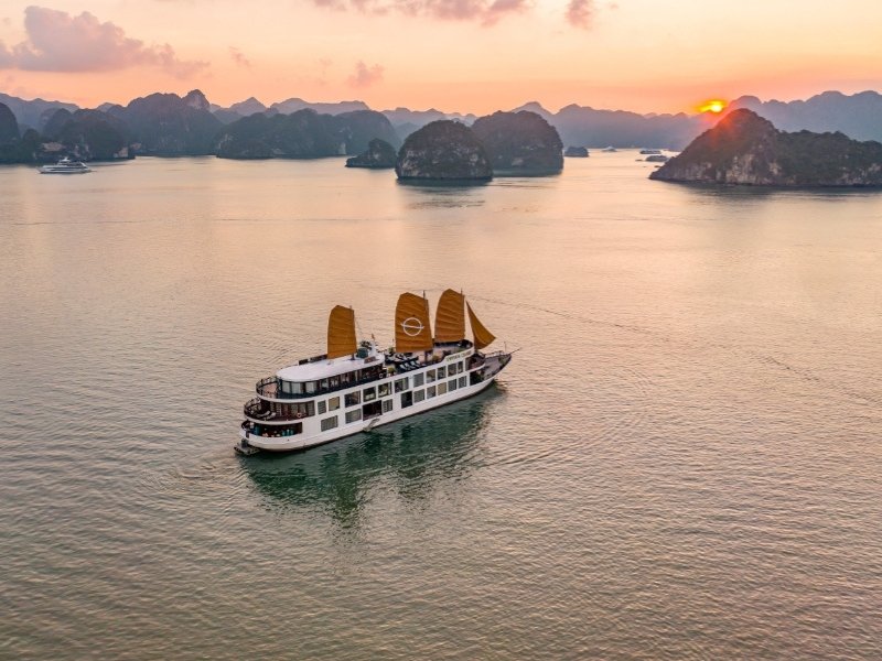 Ha Long Bay private cruise