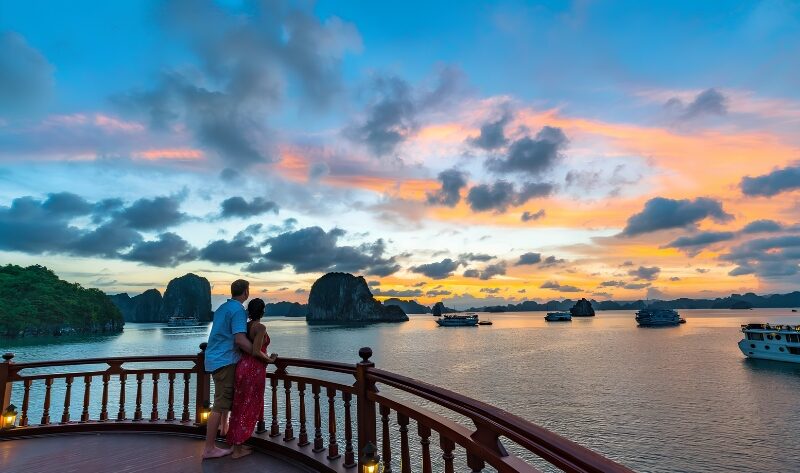 Ngắm hoàng hôn trên du thuyền