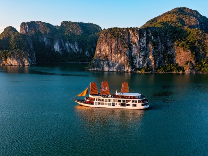 Lựa chọn Emperor Cruises Legacy Halong để tổ chức hội nghị giữa vịnh Hạ Long