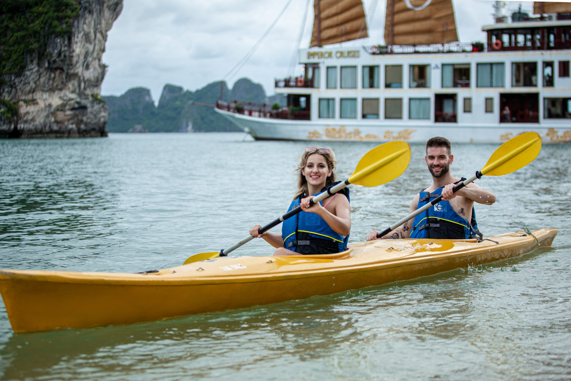 kayaking-bai-tu-long