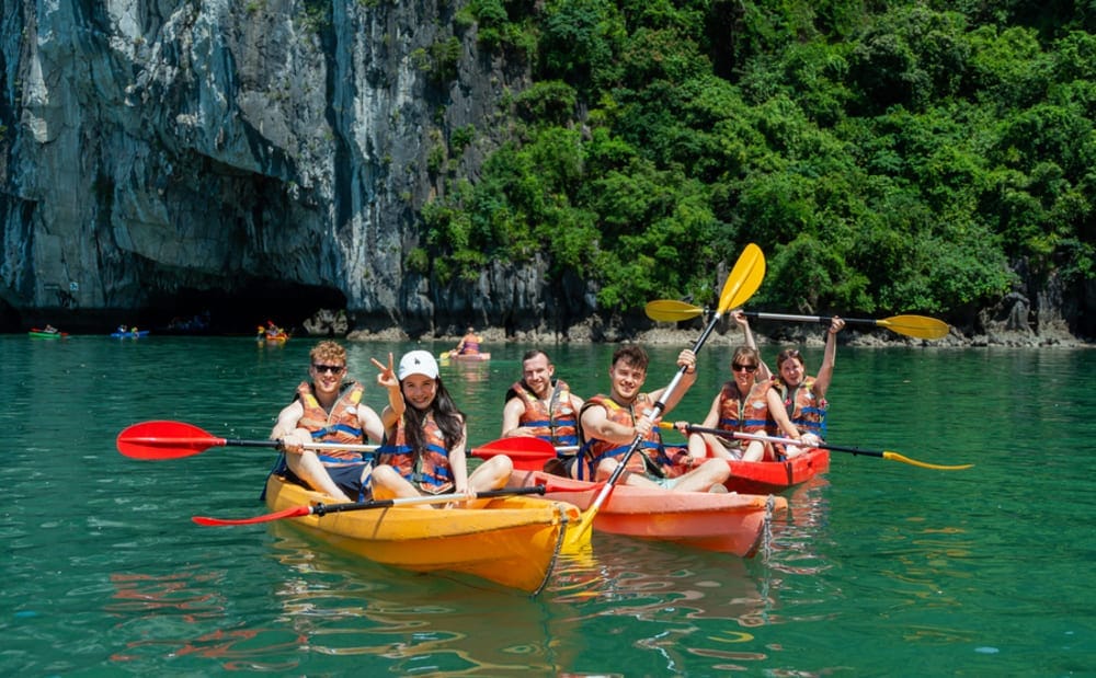 kayaking-bai-tu-long