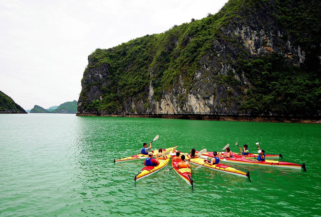 kayaking-bai-tu-long
