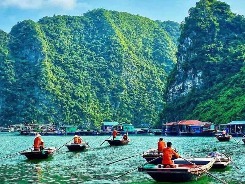 Làng chài Ba Hang nép mình nơi những hang động kỳ ảo