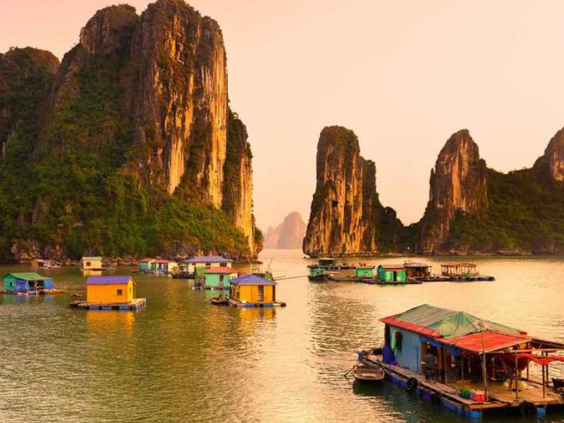Có nhiều phương tiện đường thủy cho du khách lựa chọn khi đến Hạ Long