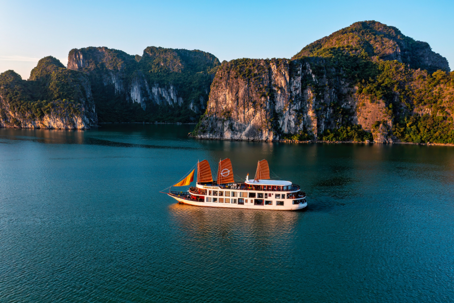 Bai Tu Long Bay cruise