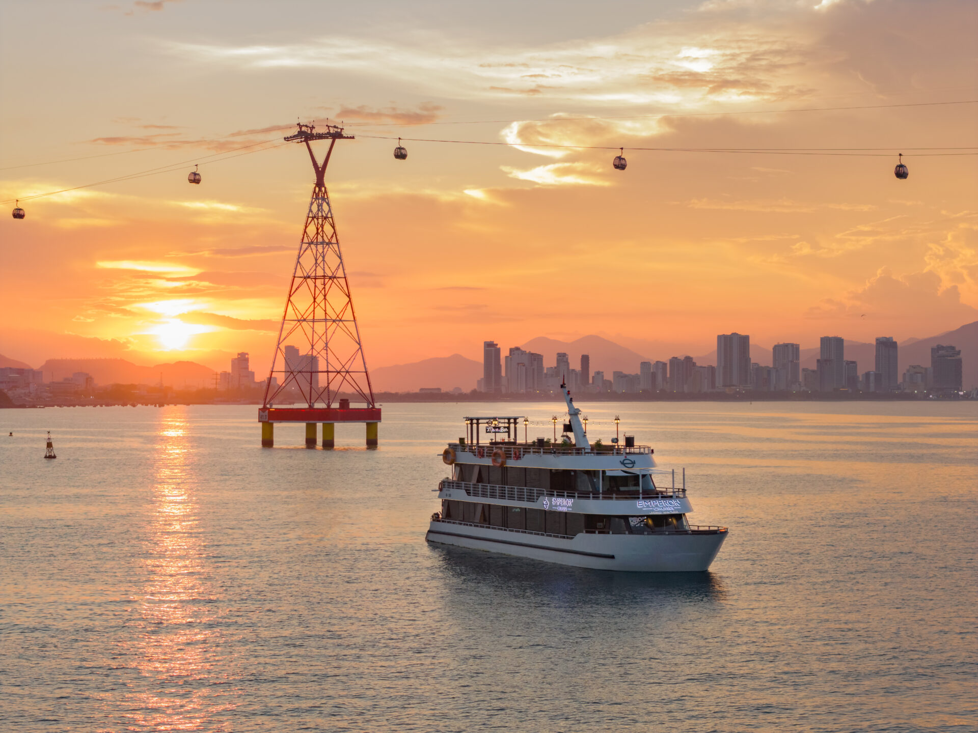 ăn tối trên du thuyền Nha Trang