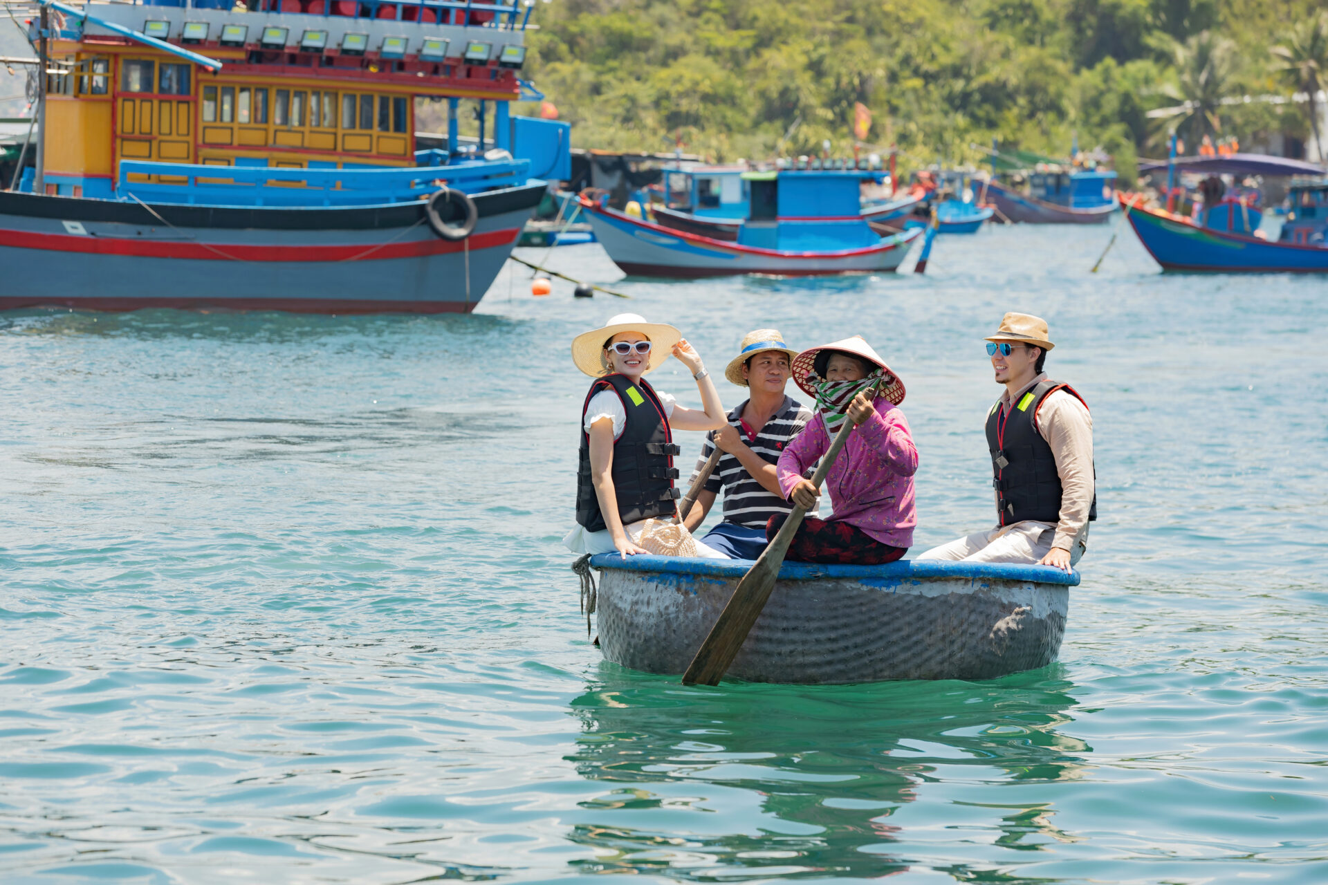 tour du thuyền Nha Trang trong ngày